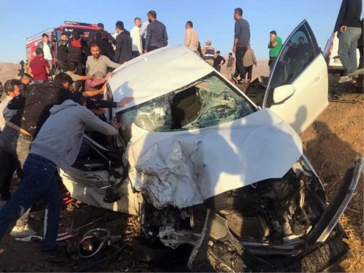 Mardin Derik\'te minibüsle otomobil çarpıştı: 4 yaralı