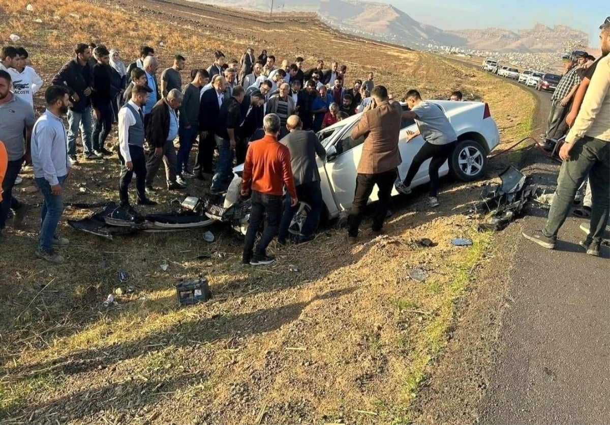 Mardin Derik\'te trafik kazası: 2\'si ağır 6 yaralı