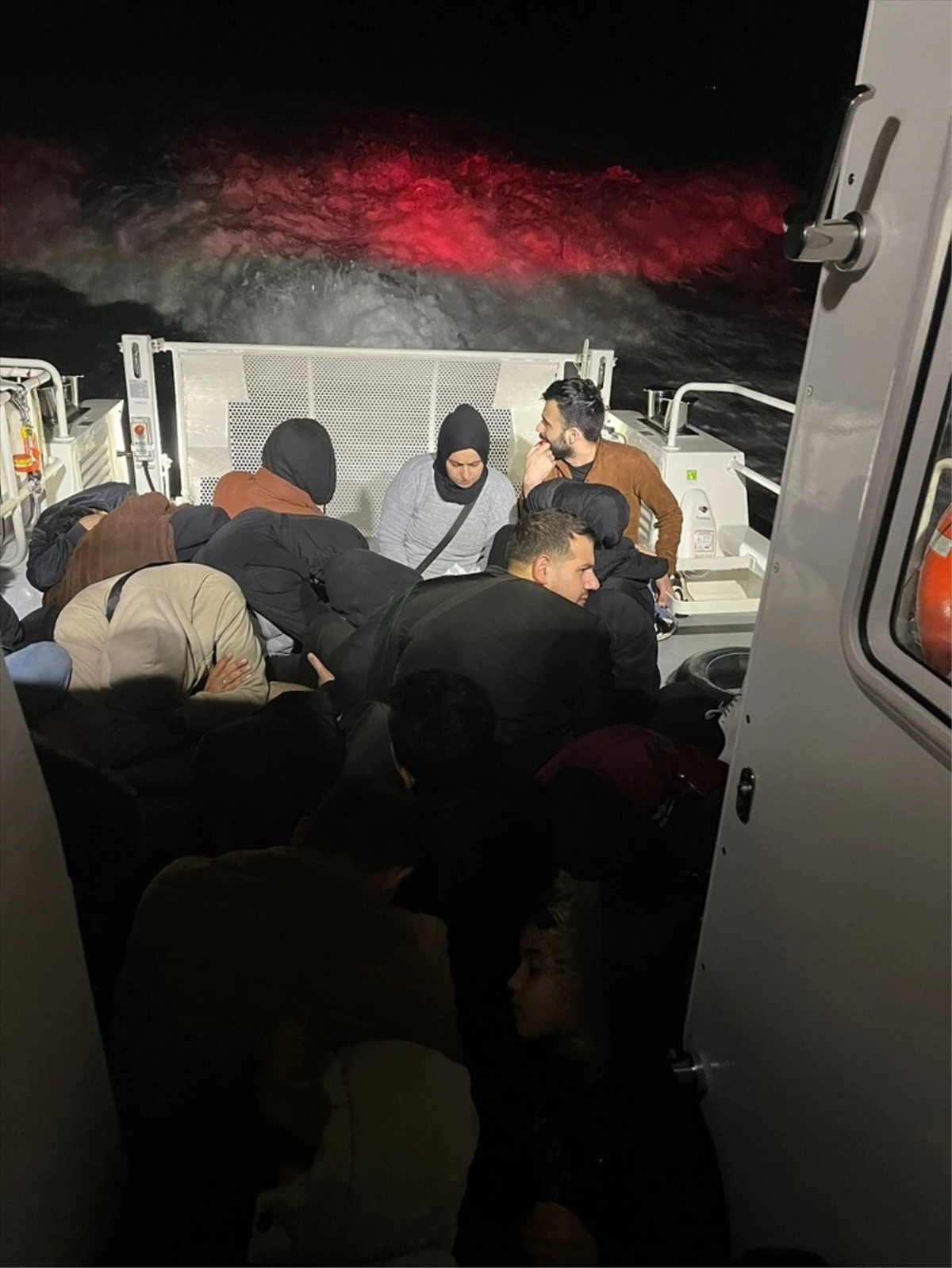 Yunanistan unsurlarınca Türk kara sularına itilen lastik bottaki 31 düzensiz göçmen kurtarıldı