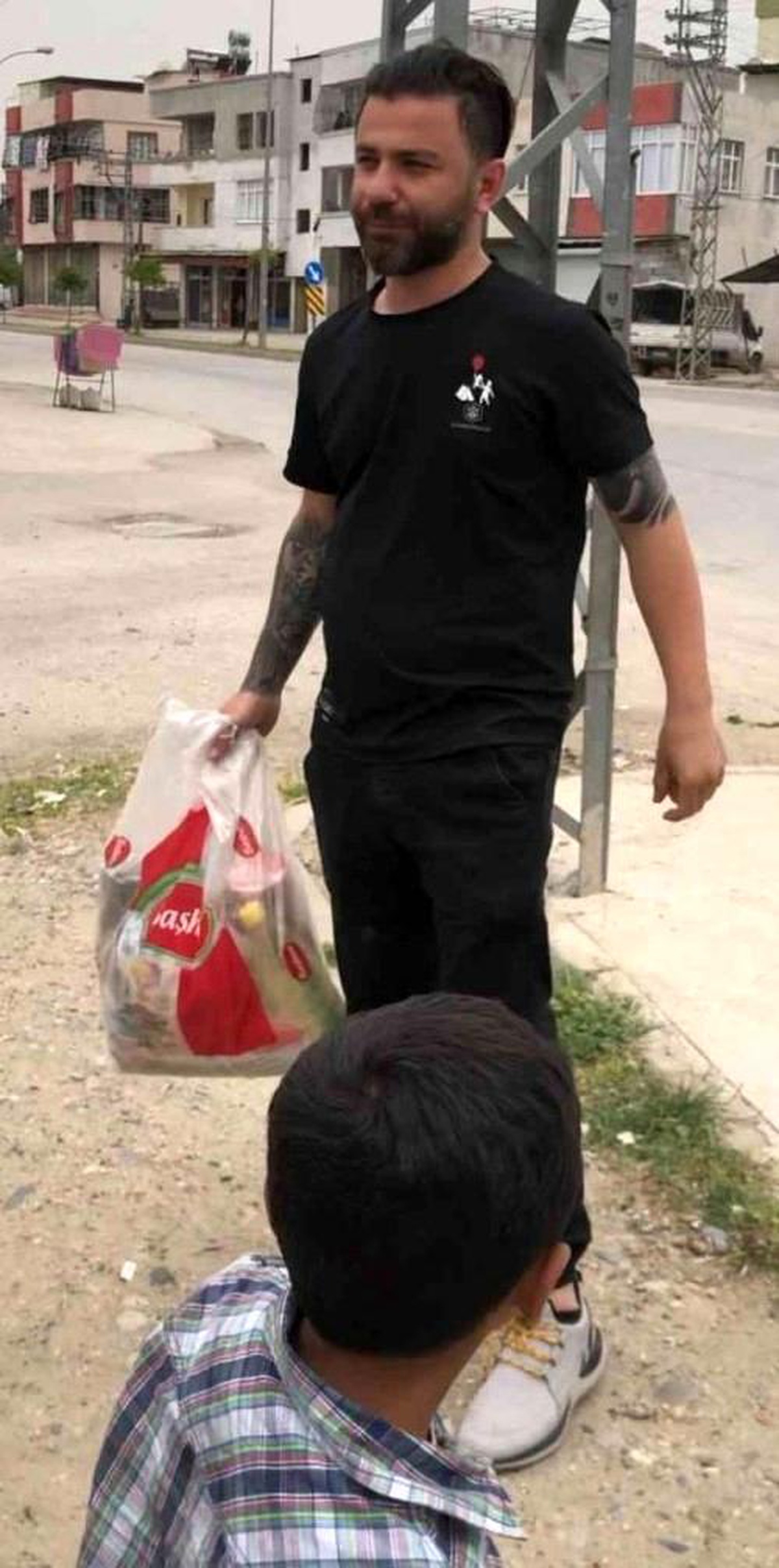 Ogün Abi Derneği, Adana\'da yüzlerce aileye gıda kolisi dağıttı
