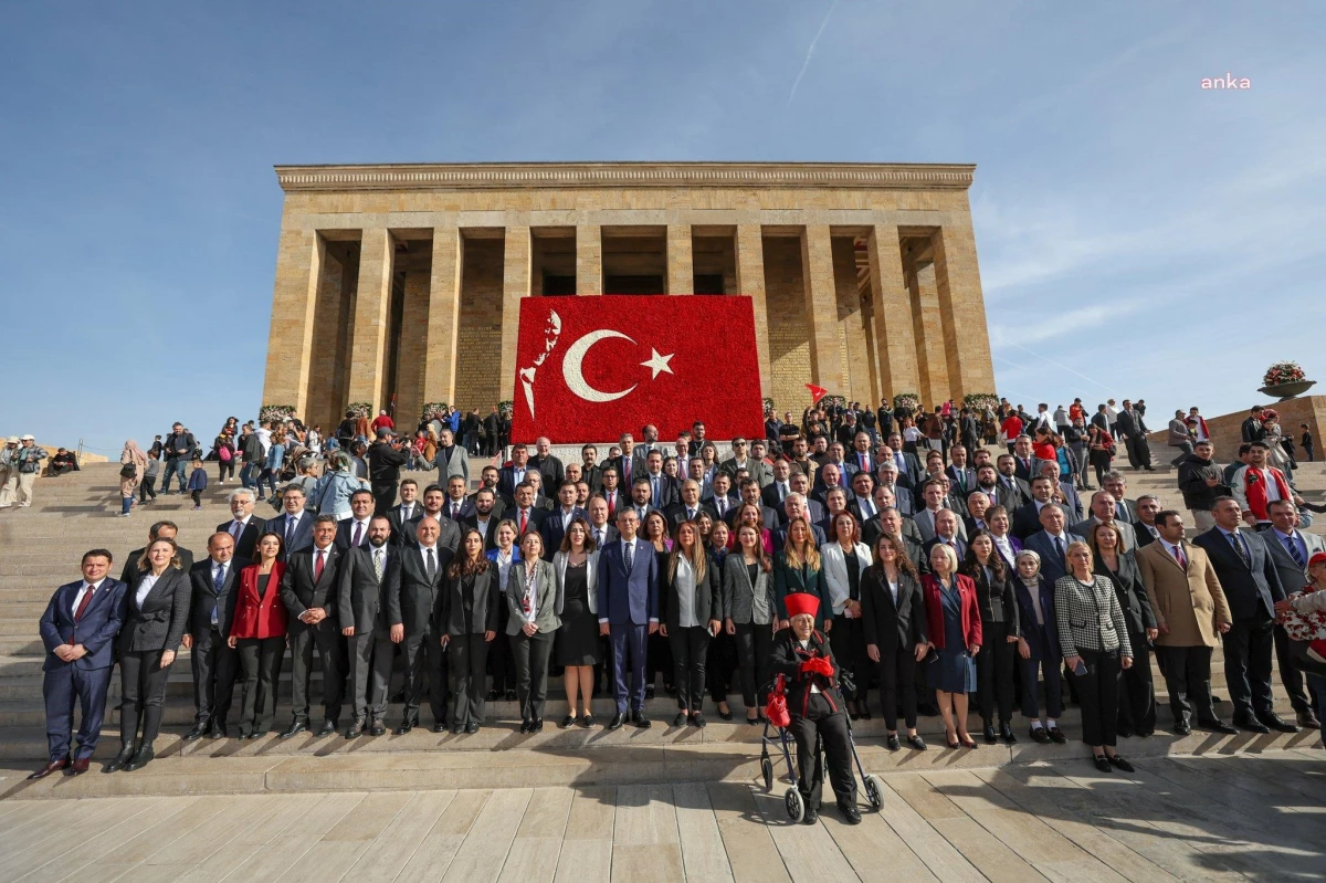 CHP Genel Başkanı Özgür Özel, Parti Meclisi ve YDK Üyeleriyle Anıtkabir\'i Ziyaret Etti