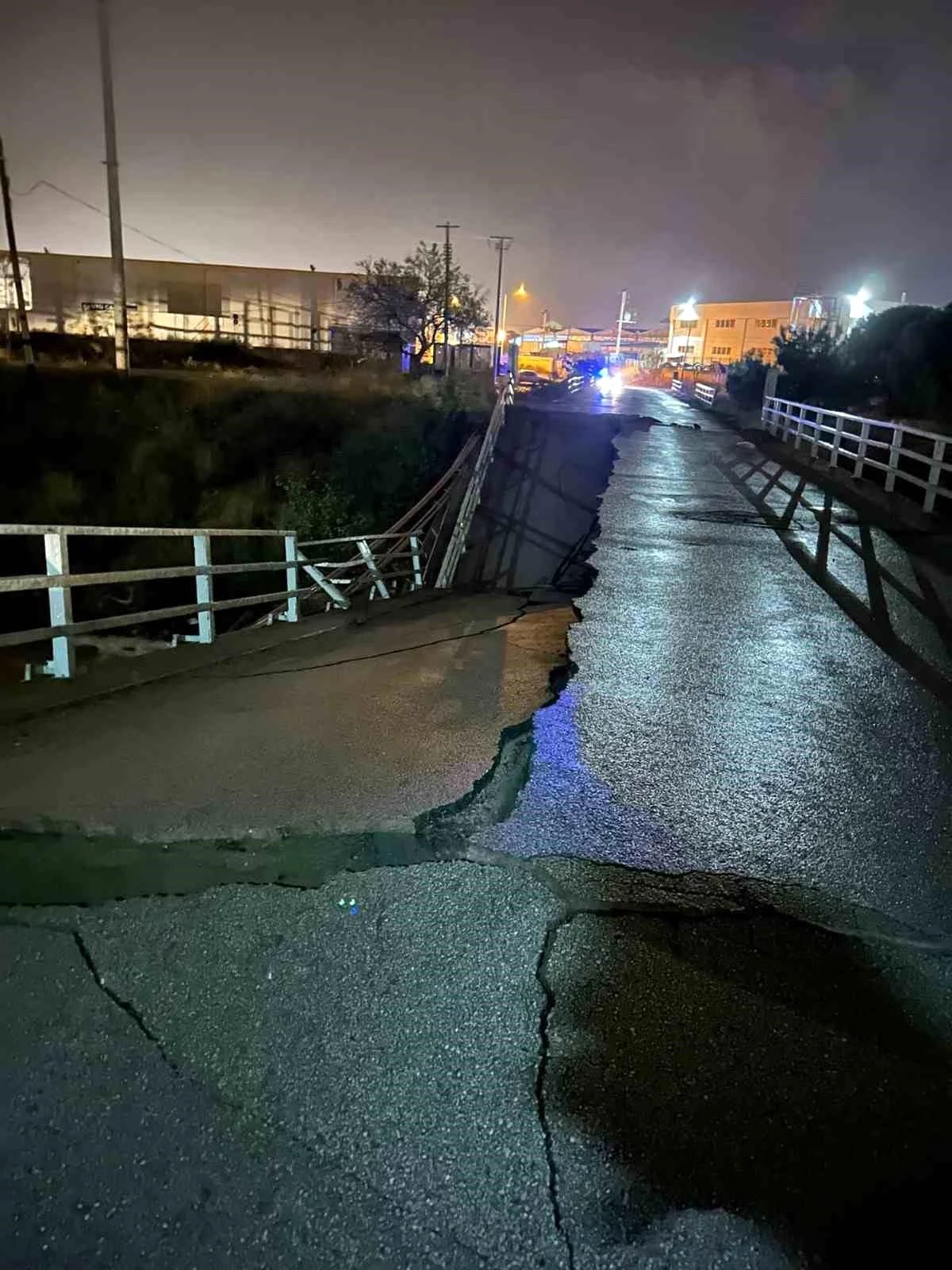 Edremit\'te sağanak yağış nedeniyle köprü çöktü