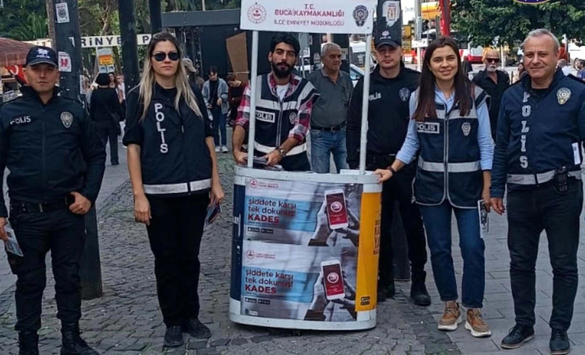 İzmir\'de Polis Vatandaşları Dolandırıcılık Konusunda Bilgilendirdi
