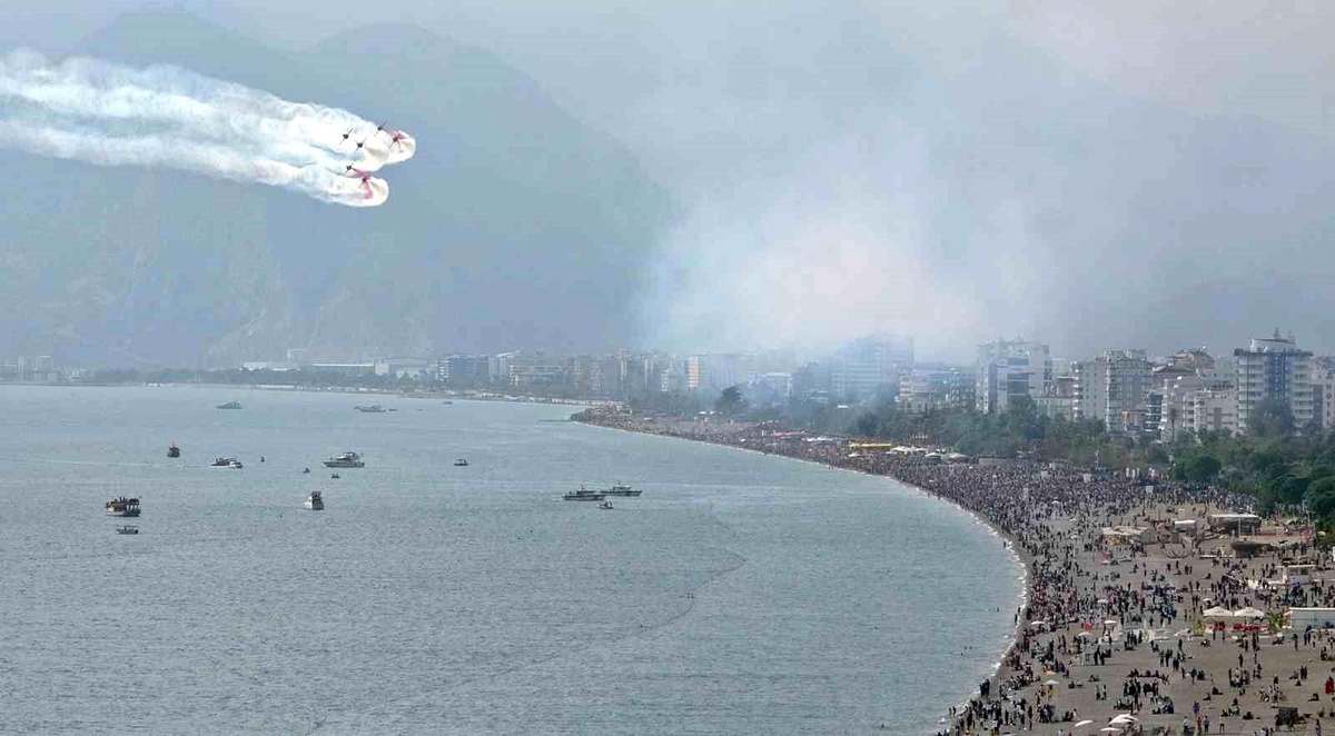 Türk Yıldızları Antalya\'da Gösteri Uçuşu Gerçekleştirdi