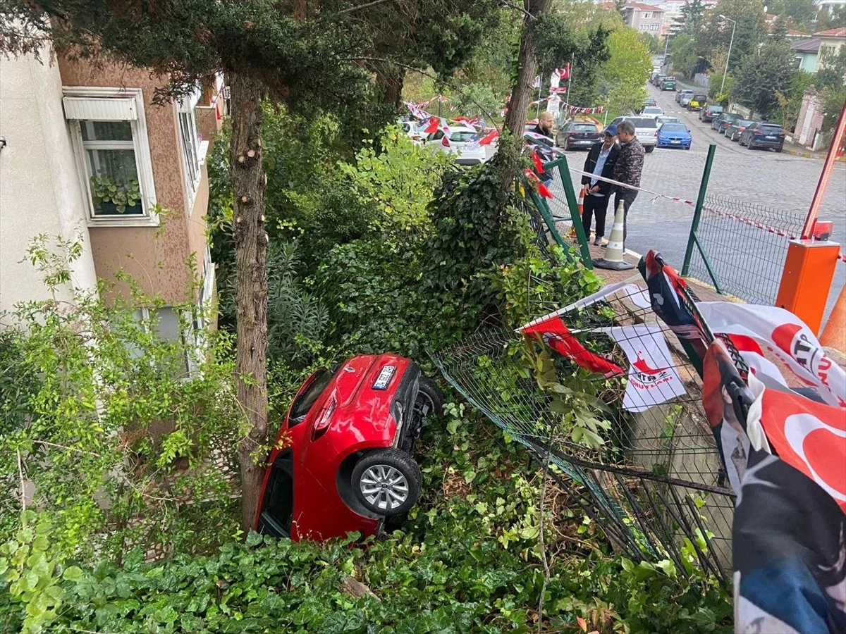Üsküdar\'da Kontrolden Çıkan Otomobil Bahçeye Düştü, Bir Kişi Yaralandı