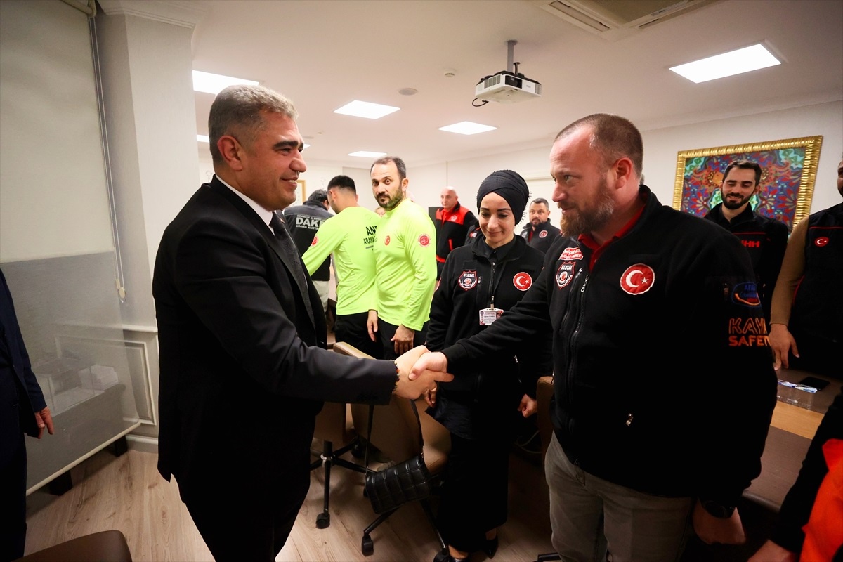 Düzce Valisi Selçuk Aslan, deprem görevlilerini kabul etti