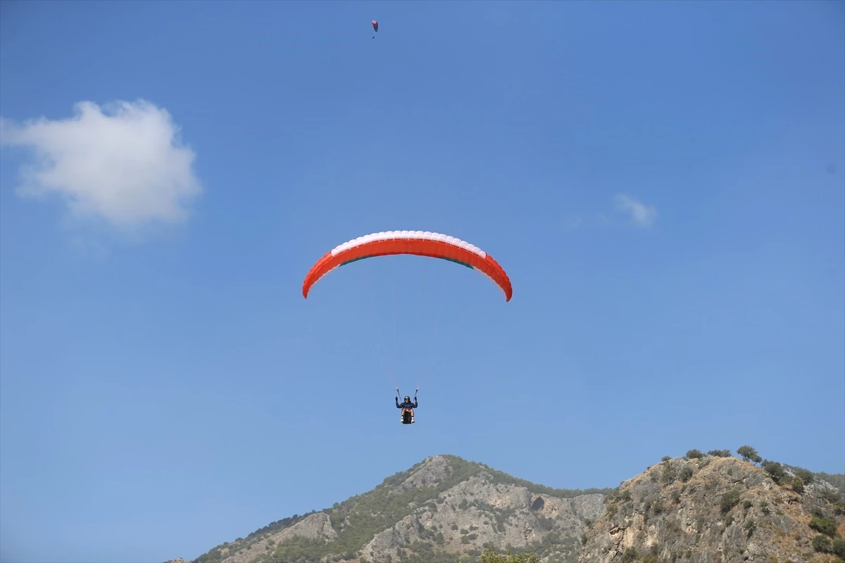 Fethiye\'deki Babadağ, yamaç paraşütü eğitmenlerini hayran bıraktı