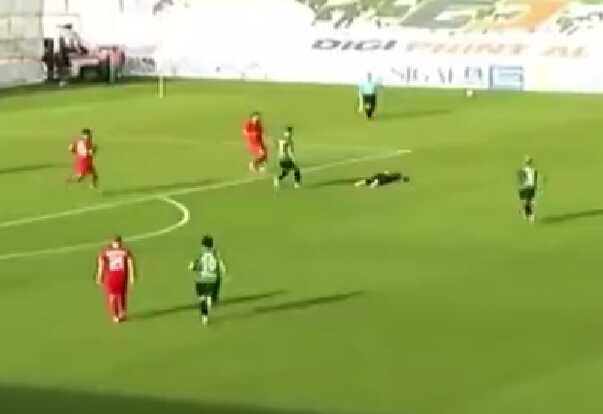 28 yaşındaki Ganalı futbolcu Dwamena maç sırasında yere yığılarak hayatını kaybetti 28 yaşındaki Ganalı futbolcu Dwamena maç sırasında yere yığılarak hayatını kaybetti