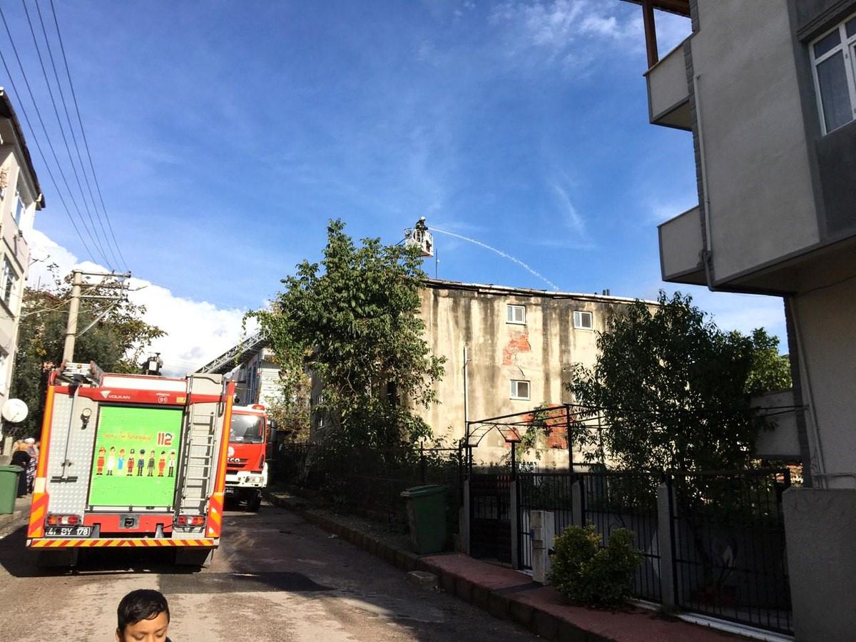 Kocaeli Körfez\'de 3 Katlı Binada Yangın Çıktı