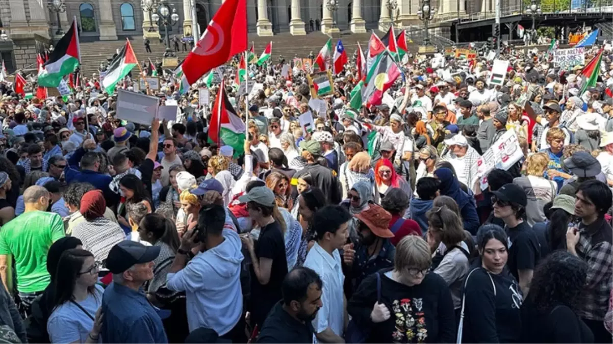 Avustralya\'da on binlerce kişi Filistin için sokaklara indi