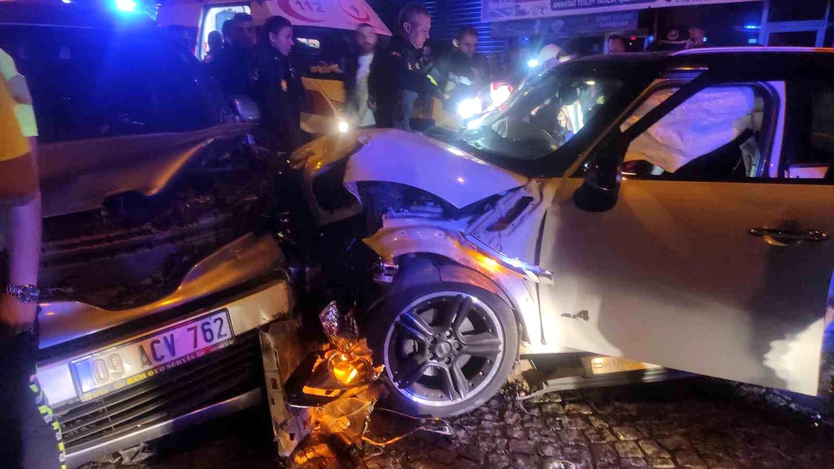 Aydın\'da sivil polis aracı ile otomobil çarpıştı: 1\'i polis 3 kişi yaralandı