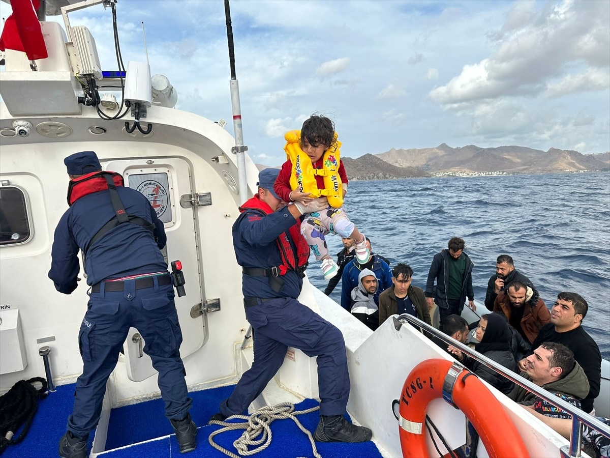 Bodrum açıklarında 29 düzensiz göçmen kurtarıldı, 35 düzensiz göçmen yakalandı