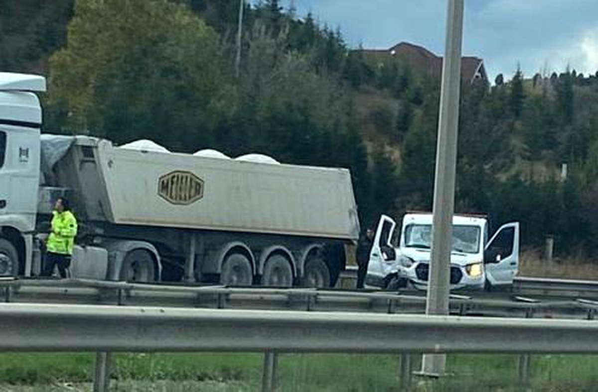 Bozüyük\'te Kamyonet Tıra Çarptı: 2 Yaralı