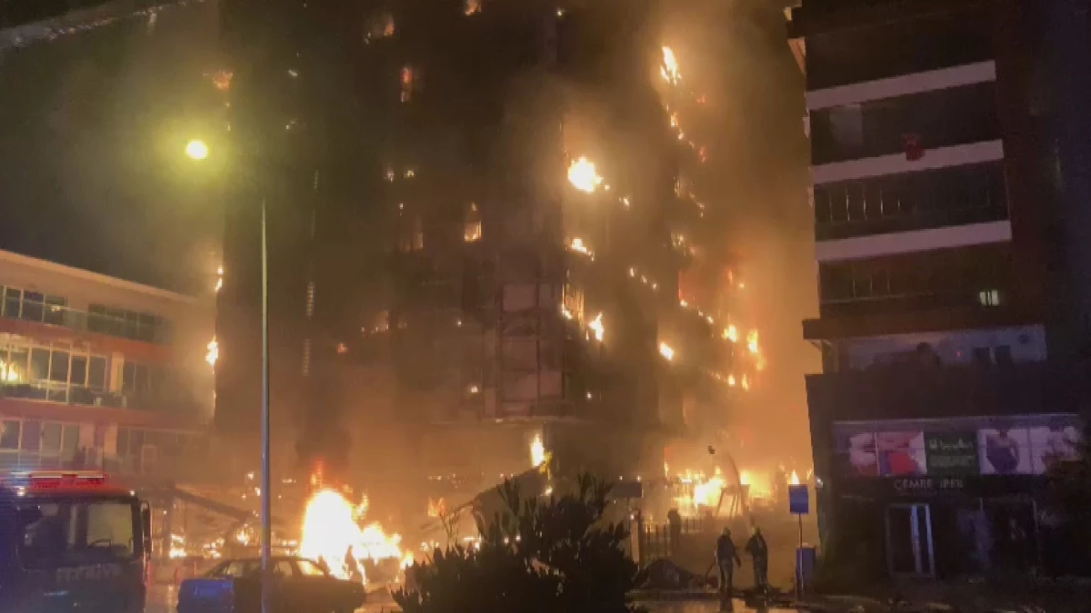 Bursa\'da 10 katlı iş merkezi alev alev yandı! 99 ofis küle döndü, araçlar kullanılamaz hale geldi