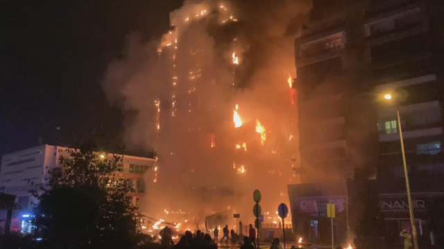Bursa'da 10 katlı iş merkezinde yangın! 99 ofis ve otoparktaki 2 otomobil küle döndü