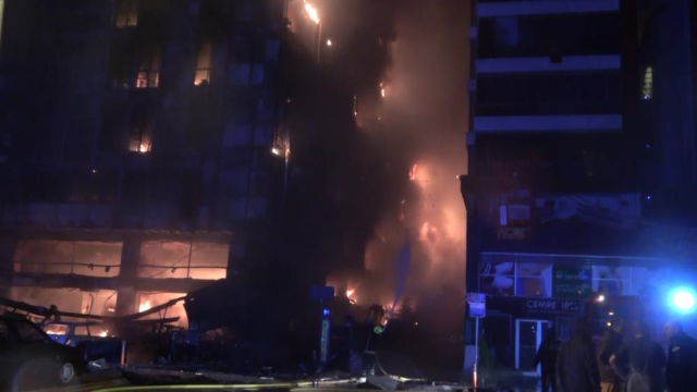 Bursa'da 10 katlı iş merkezinde yangın! 99 ofis ve otoparktaki 2 otomobil küle döndü