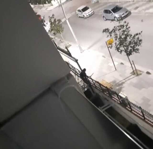 Büyükçekmece'de eline pala alan bir kişi, yoldan geçenlere saldırdı Büyükçekmece'de eline pala alan bir kişi, yoldan geçenlere saldırdı