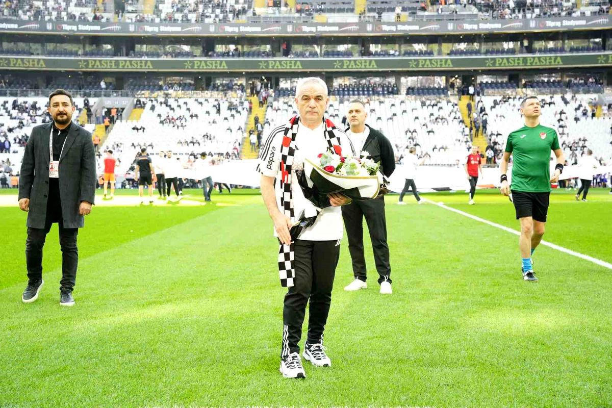 Beşiktaş Taraftarı Yeni Teknik Direktör Rıza Çalımbay\'a Sevgi Gösterisinde Bulundu
