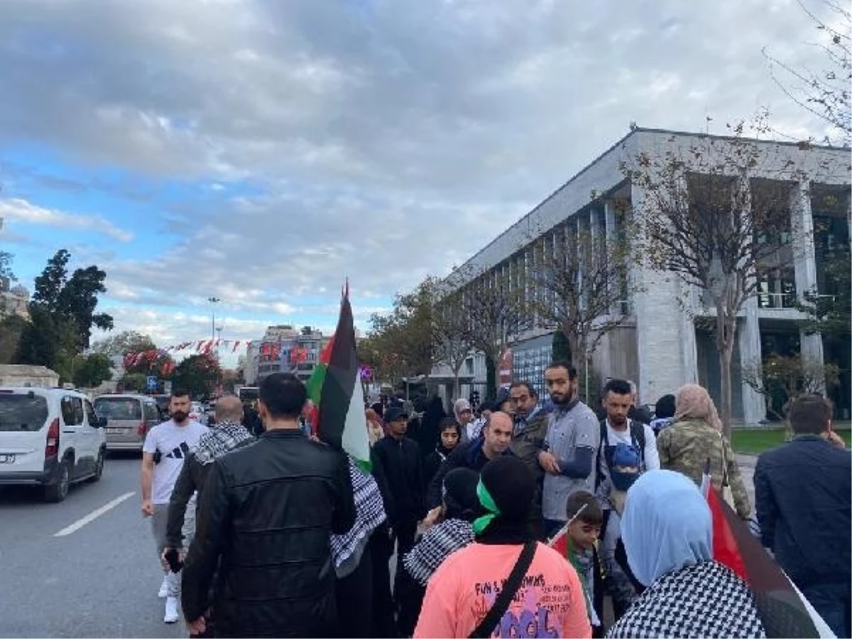 Filistin İnisiyatifi İsrail\'in saldırılarını protesto etmek için yürüyor