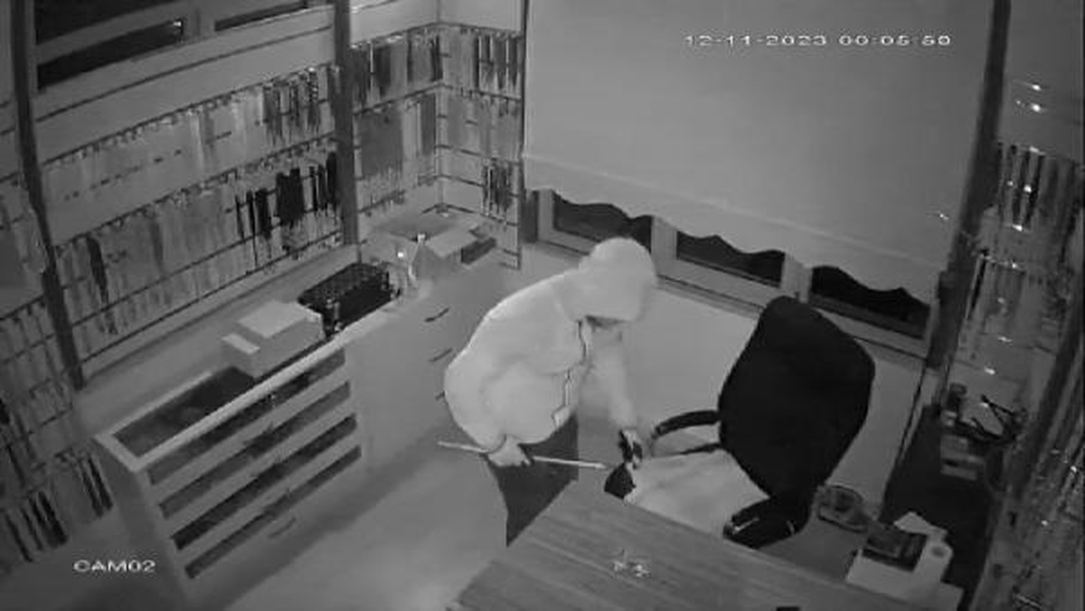 FATİH\'te İş Hanına Giren Hırsızlar Değerli Eşyaları Çalarak Kayıplara Karıştı