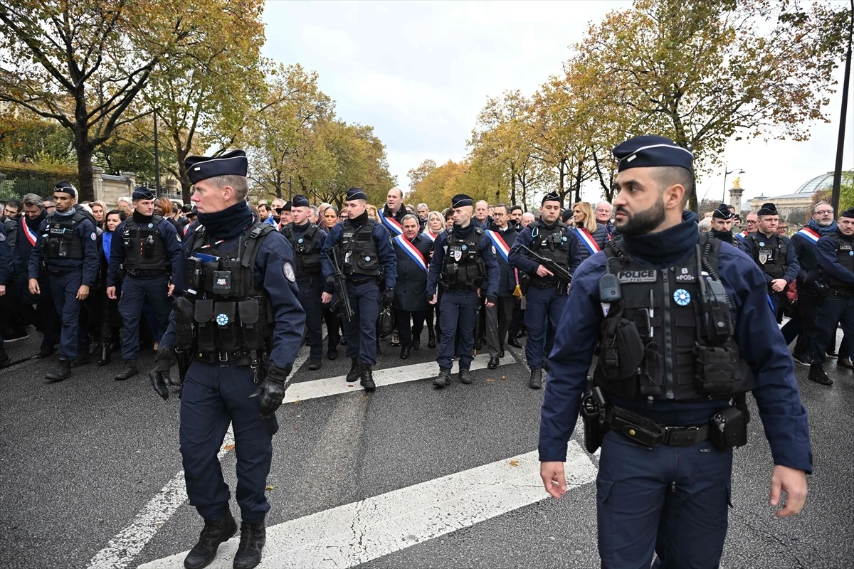 Fransa\'da İsrail yanlısı gösteriye siyasiler yoğun katılım gösterdi