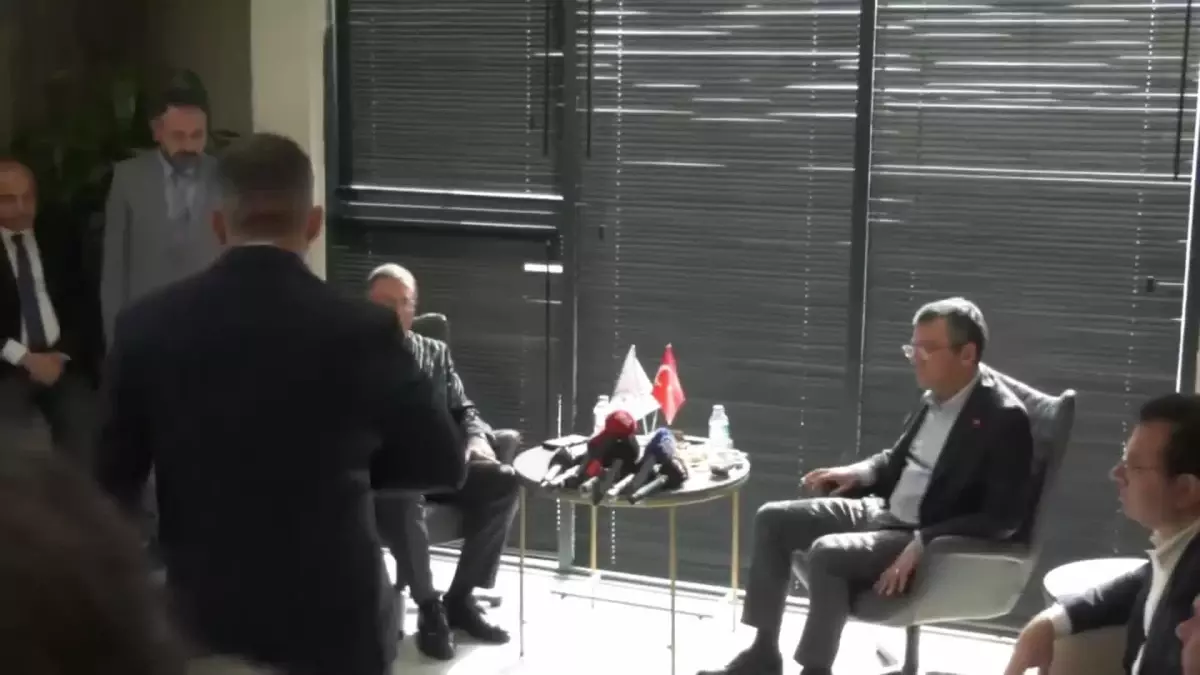 CHP Genel Başkanı Özgür Özel, Hatay Büyükşehir Belediye Başkanı Lütfü Savaş\'ı ziyaret etti