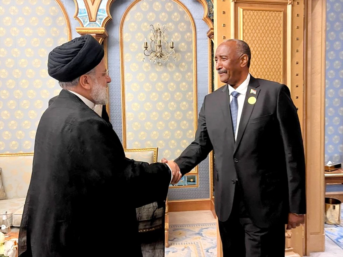 İran Cumhurbaşkanı Reisi ve Sudan Egemenlik Konseyi Başkanı Burhan, Suudi Arabistan\'da bir araya geldi