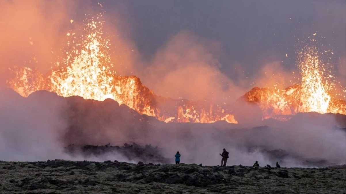 İzlanda\'da yanardağ patlaması riski: Grindavik kasabası tahliye edildi 