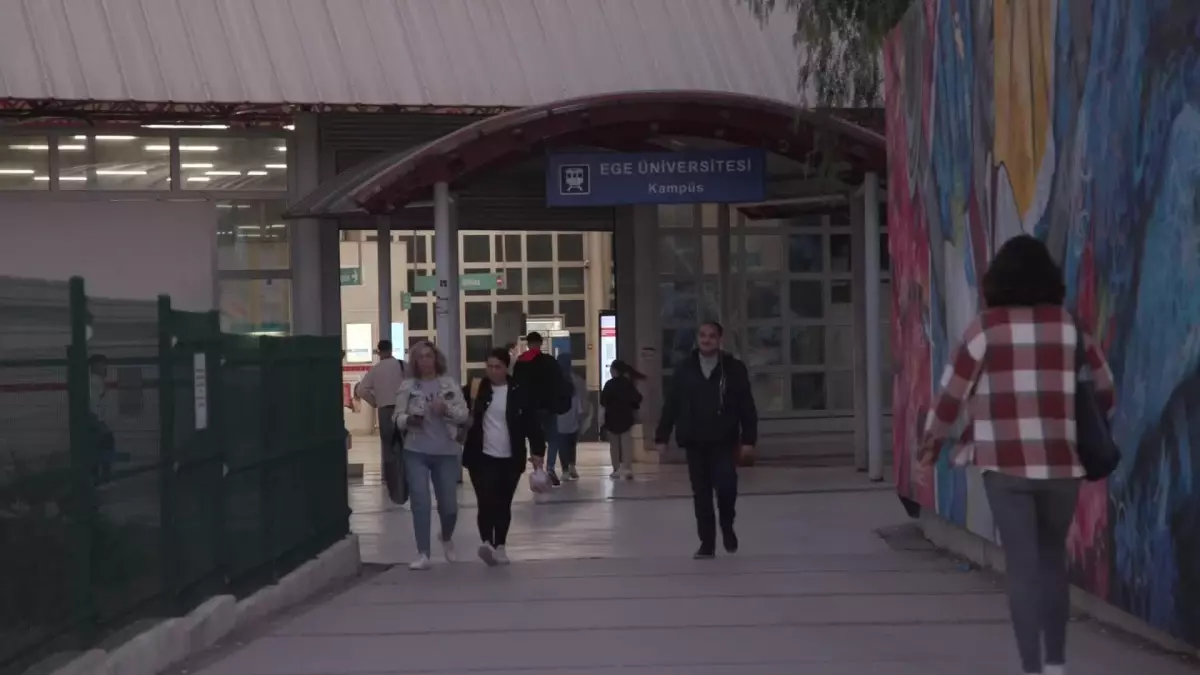 İzmir Büyükşehir Belediyesi Üniversite Öğrencilerine Ücretsiz Çorba Dağıtıyor