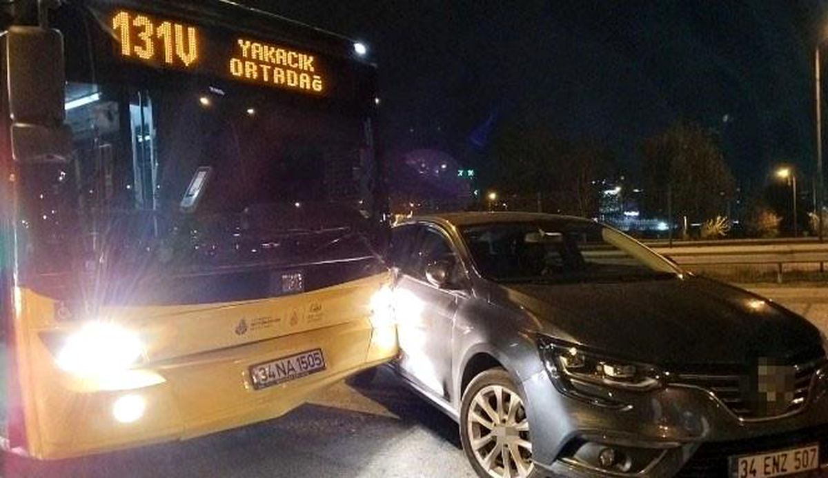 Kartal\'da Araç, Belediye Otobüsüne Çarptı