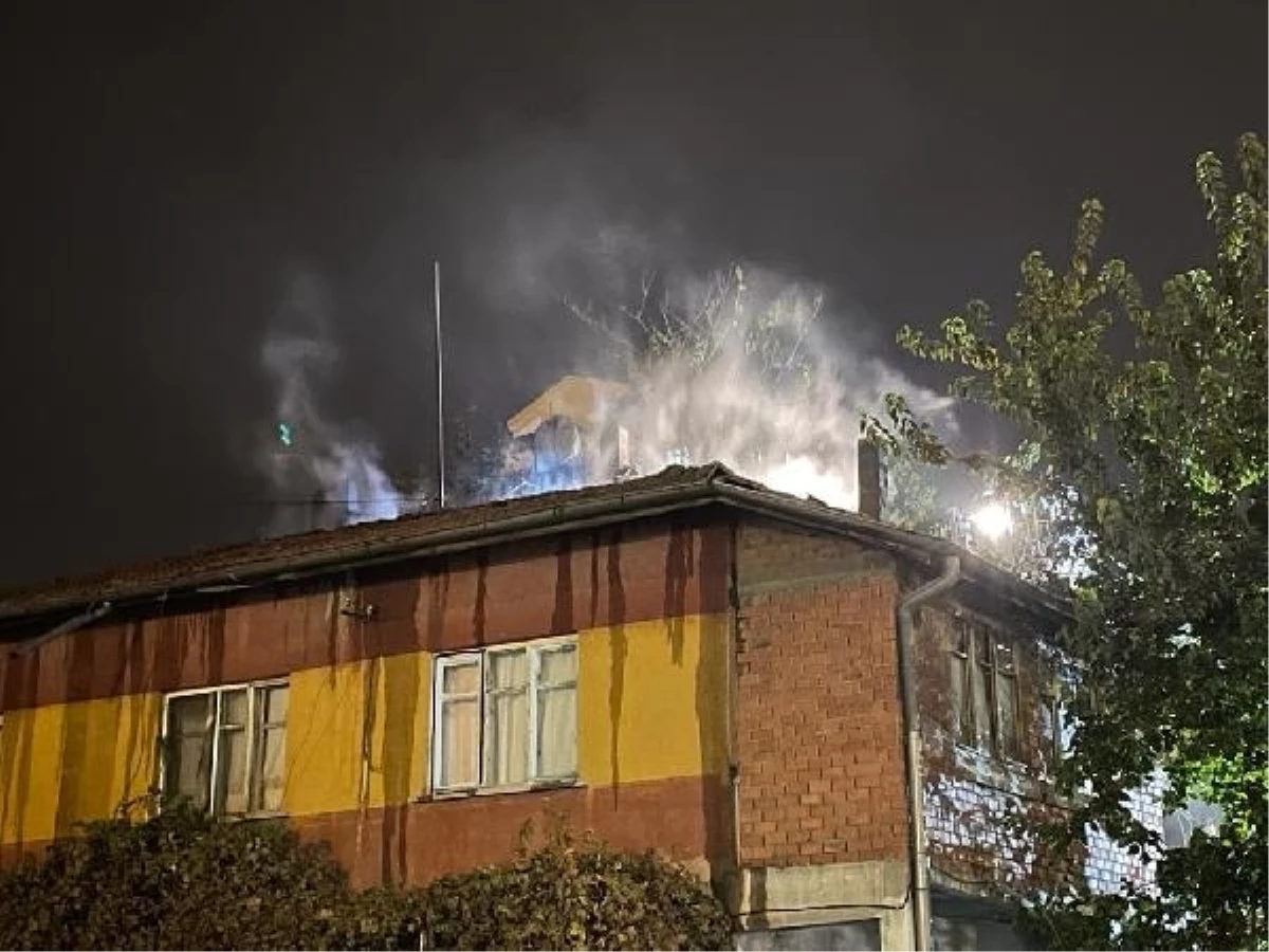 Kayseri\'de 2 katlı evin çatısında yangın