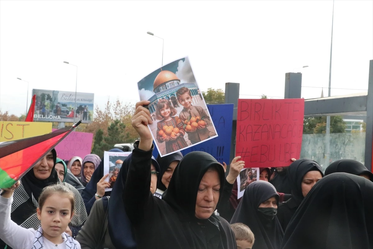 Gazze\'de İsrail saldırılarını protesto eden yürüyüş düzenlendi