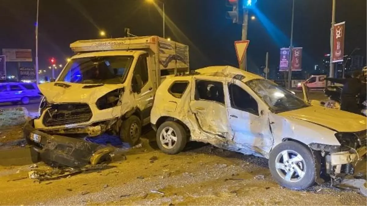 Diyarbakır'da kırmızı ışık ihlali kaza yaptı: 4 kişi yaralandı