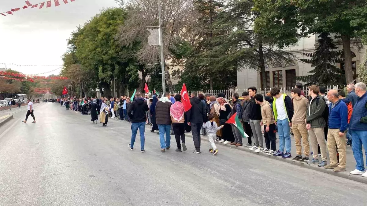 Konya\'da İsrail saldırılarına dikkat çekmek için insan zinciri oluşturuldu