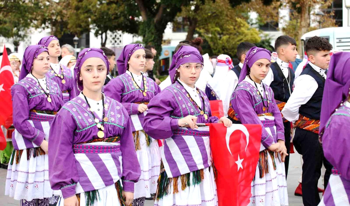 Konya\'da Halk Oyunları Minikler Türkiye Şampiyonası Kortej Yürüyüşüyle Başladı