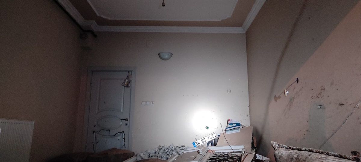 Mardin\'de minibüs evin duvarına çarptı: 3 yaralı