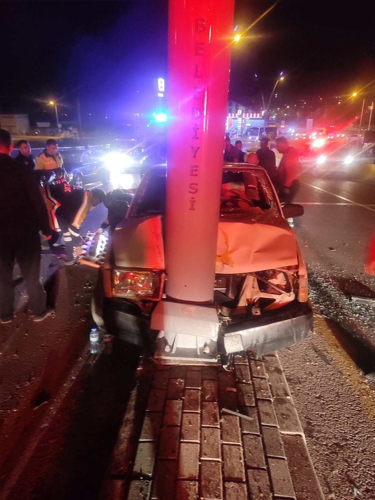Niğde\'de Otomobilin Aydınlatma Direğine Çarpması Sonucu 3 Kişi Yaralandı