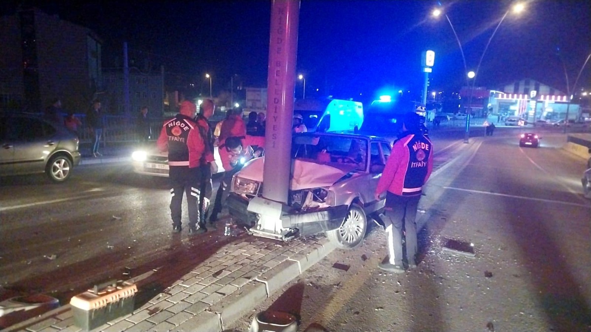 Niğde\'de otomobilin elektrik direğine çaptığı kazada 3 kişi yaralandı