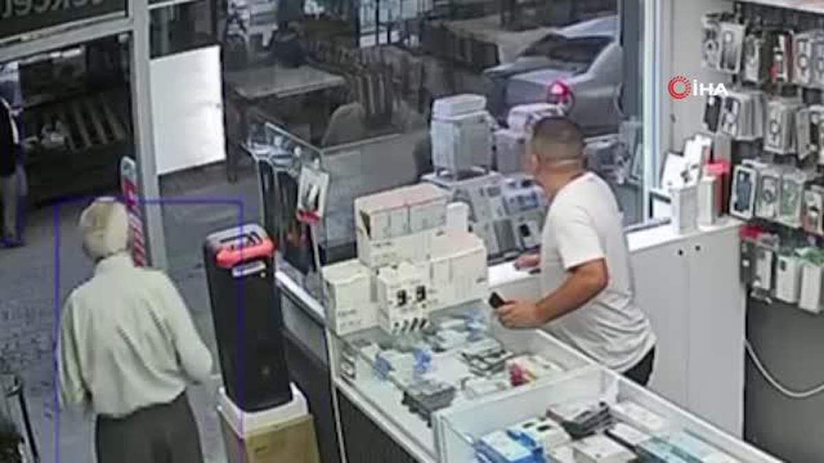 Mersin\'de Pazar Yerinde Otomobilin Üzerine Keçi Düştü