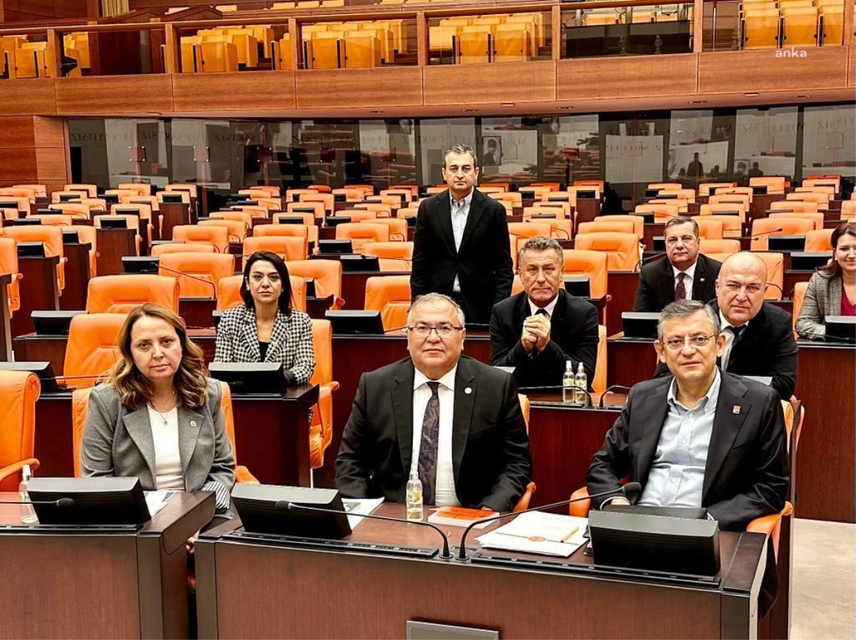 CHP Genel Başkanı Özgür Özel, Adalet Nöbeti\'ni ziyaret etti