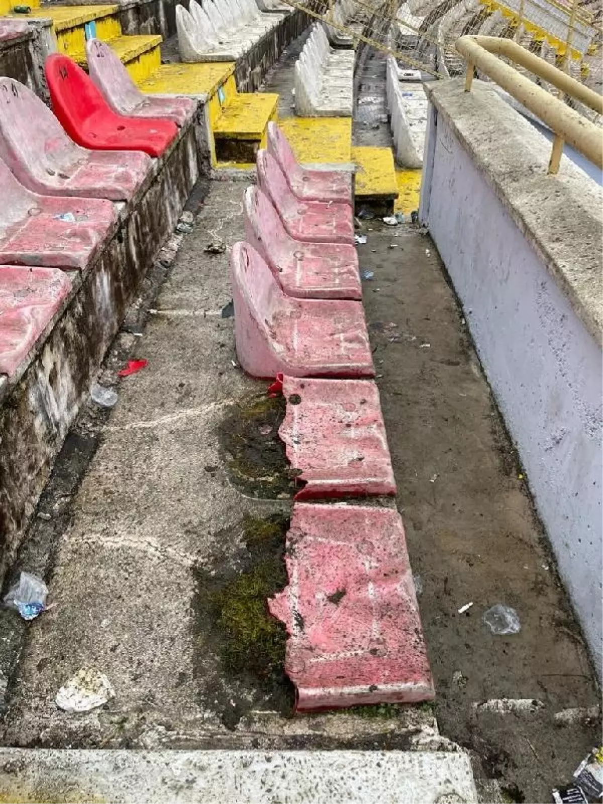 Sakaryaspor Taraftarları Bolu Atatürk Stadyumu'na Zarar Verdi