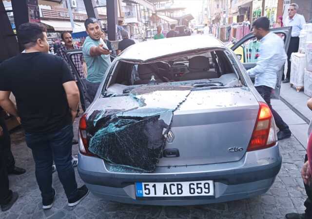 Seyir halindeki otomobilin üzerine evin damındaki keçi düştü Seyir halindeki otomobilin üzerine evin damındaki keçi düştü