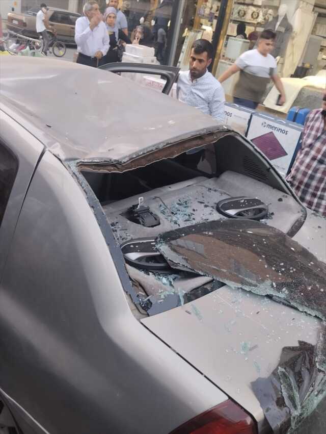 Seyir halindeki otomobilin üzerine evin damındaki keçi düştü Seyir halindeki otomobilin üzerine evin damındaki keçi düştü