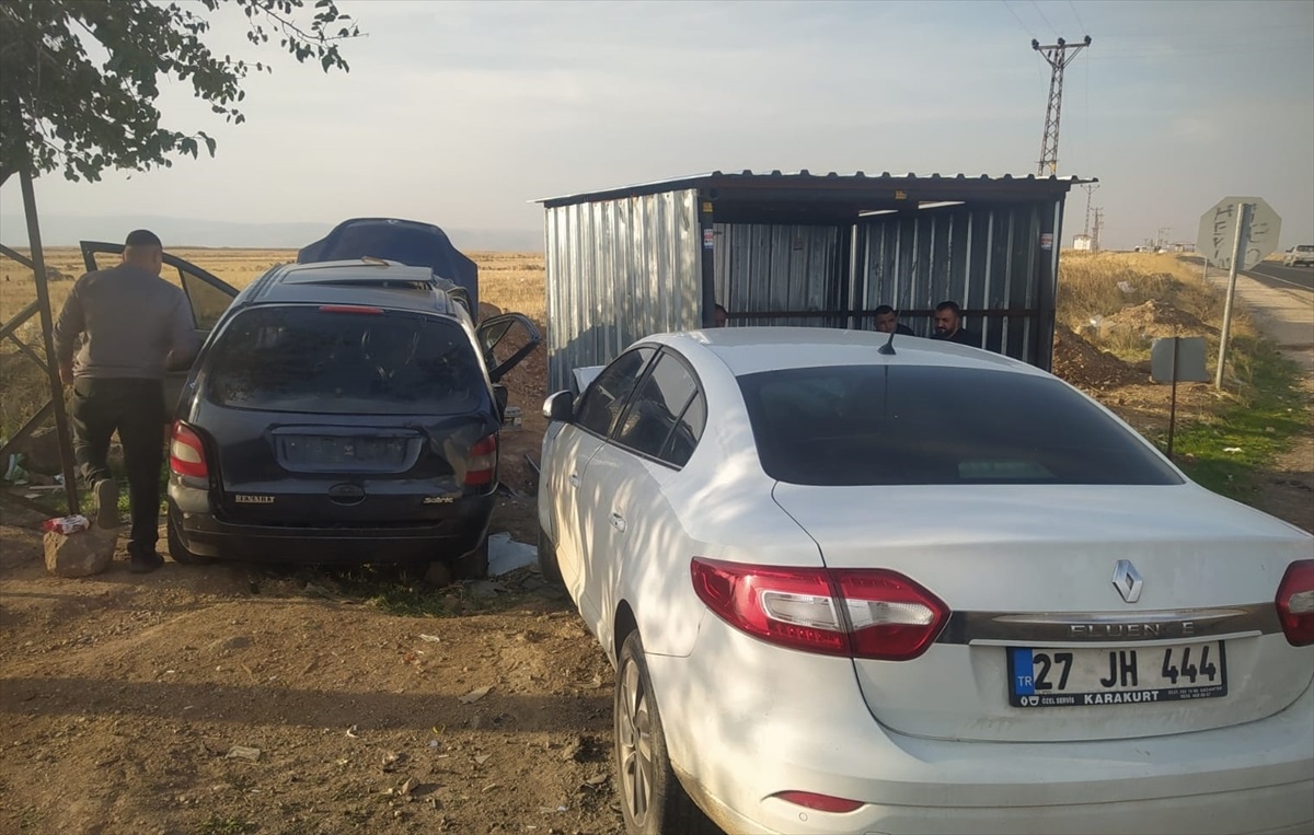 Şırnak\'ın İdil ilçesinde 2 otomobilin çarpıştığı kazada 4 kişi yaralandı