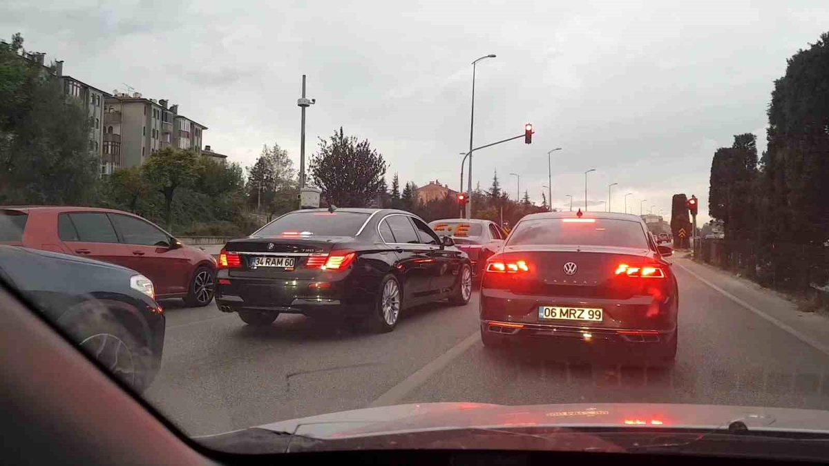Karabük\'te düğün konvoyu trafiği tehlikeye attı