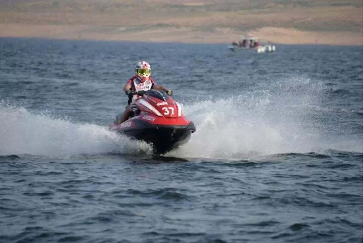 Türkiye Su Jeti ve Flyboard Şampiyonası ve Türkiye Motosurf Şampiyonası Hasankeyf\'te Gerçekleşti