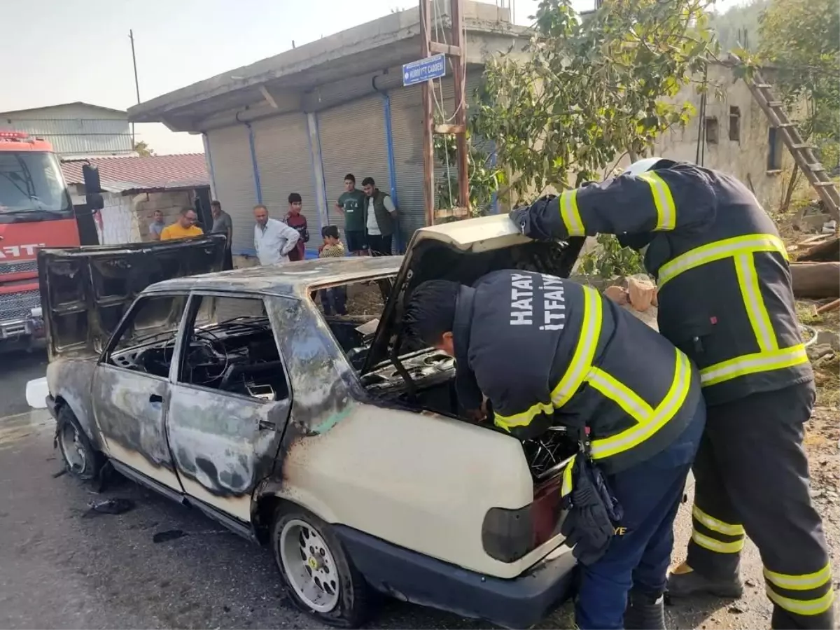 Hatay\'da seyir halindeyken otomobil yanarak hasar gördü