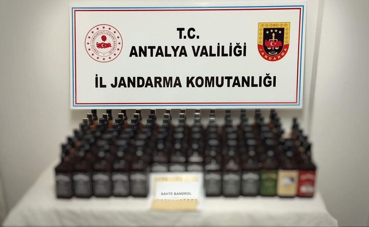 Akseki\'de Kaçak Alkol Operasyonu: 93 Litre Kaçak Alkol ve 6 Sayfa Sahte Bandrol Ele Geçirildi