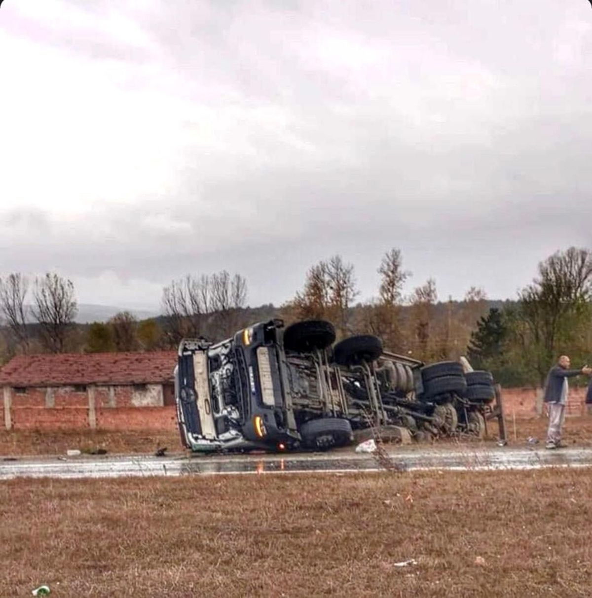 Kastamonu\'da kamyon devrildi, sürücü yara almadan kurtuldu