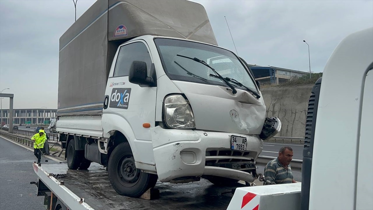 Anadolu Otoyolu\'nda 3 aracın karıştığı trafik kazasında 4 kişi yaralandı